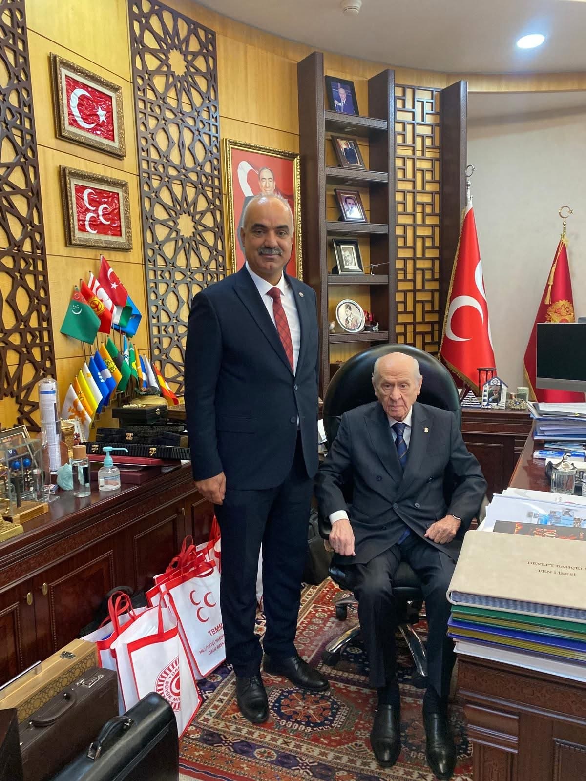 Burhanettin Karataş, MHP Genel Başkanı Devlet Bahçeli’yi makamında ziyaret ederek