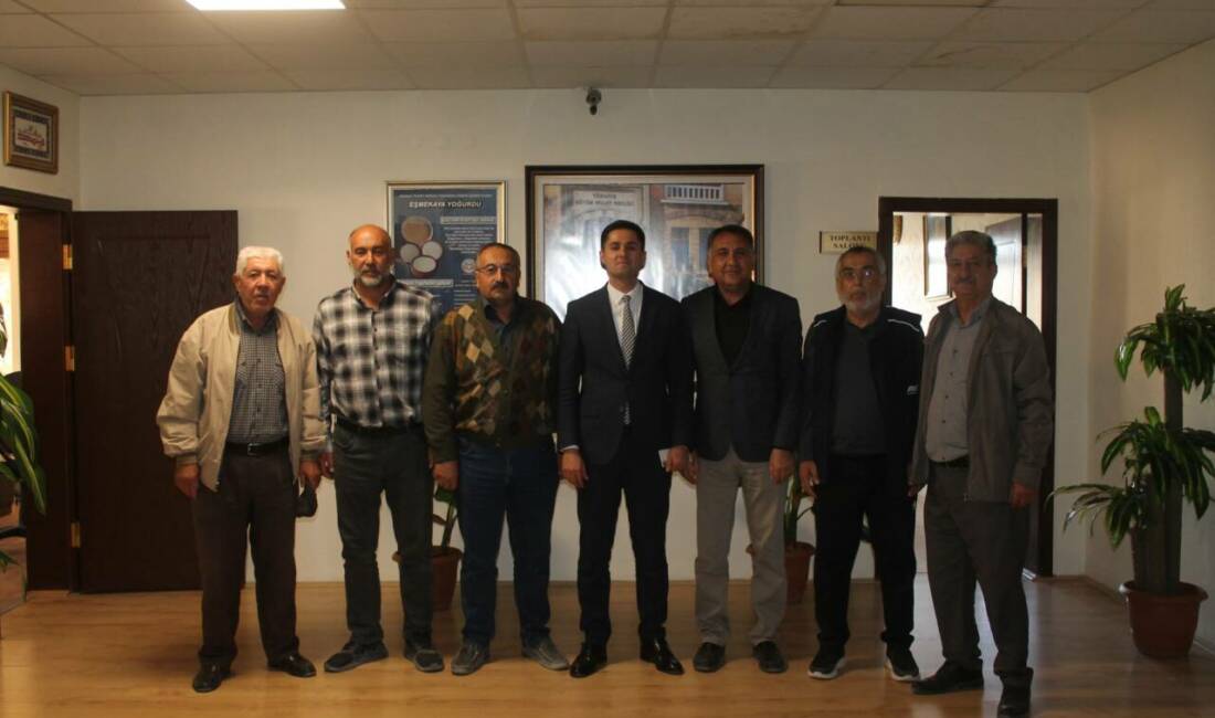 Eskil Kaymakamı Taha Soydaş, Eşmekaya Belediye Başkanı İsmail Hakkı Güneş’i