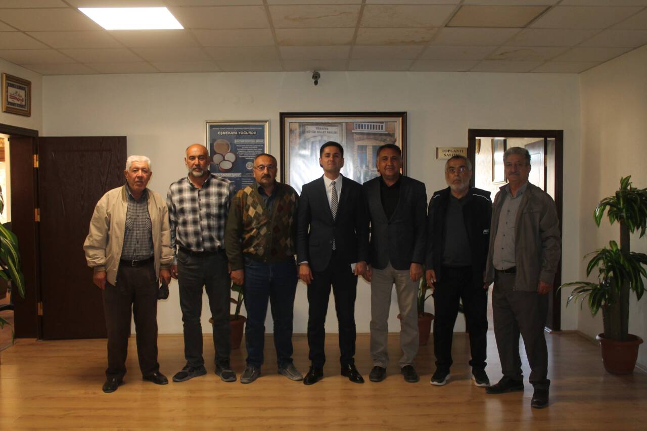 Eskil Kaymakamı Taha Soydaş, Eşmekaya Belediye Başkanı İsmail Hakkı Güneş’i