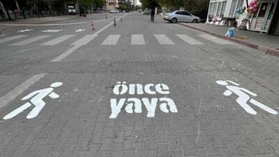 Ortaköy Belediyesi, ilçe genelinde yaya geçitlerindeki “Önce Yaya” işaretlerini yenileyerek