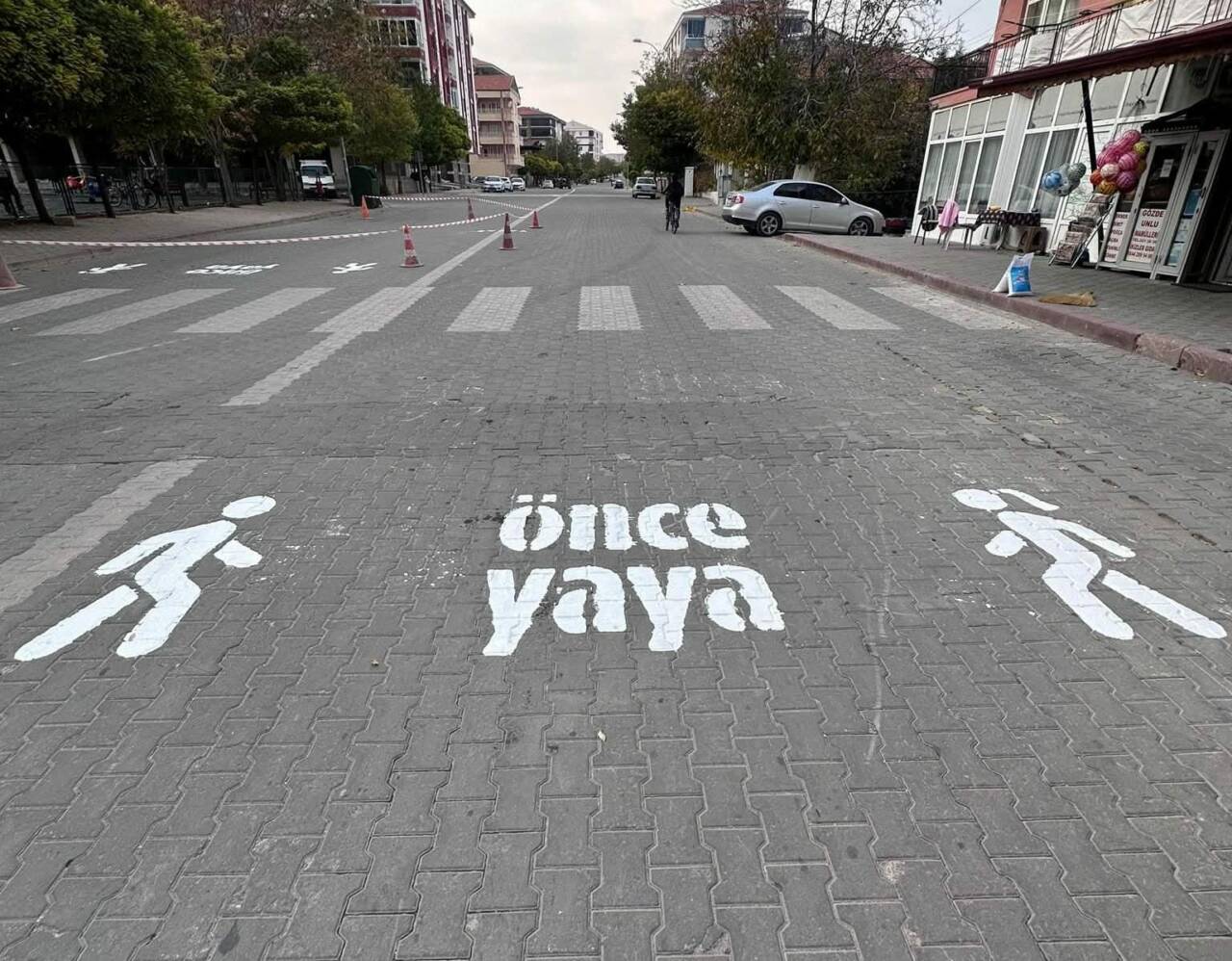 Ortaköy Belediyesi, ilçe genelinde yaya geçitlerindeki “Önce Yaya” işaretlerini yenileyerek