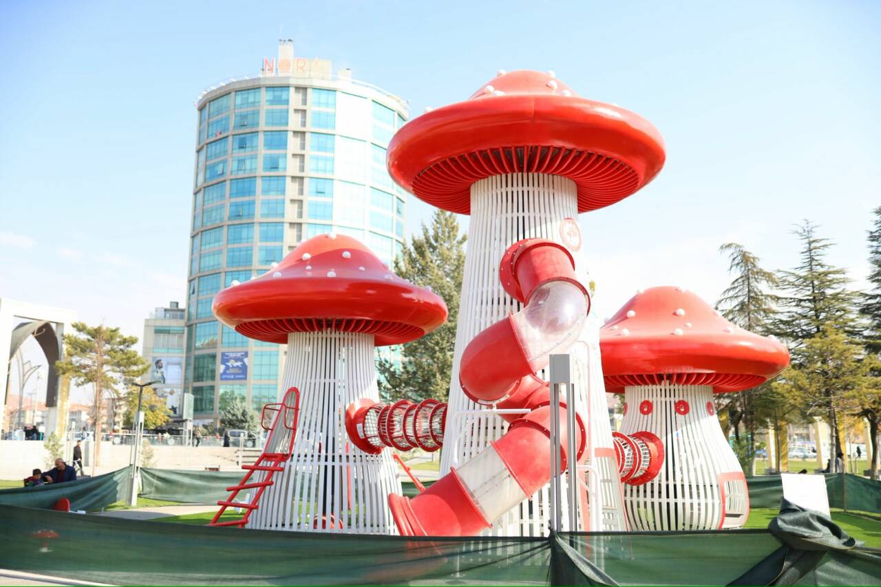 Aksaray Belediyesi, şehir genelinde yürüttüğü park yenileme ve modernizasyon çalışmaları