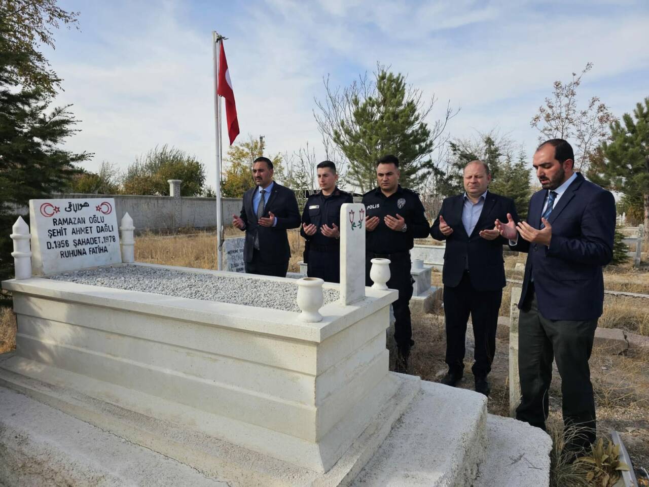 Sultanhanı Kaymakamı Bilal Göksun, kurum müdürleriyle birlikte şehit Ahmet Dağlı’nın