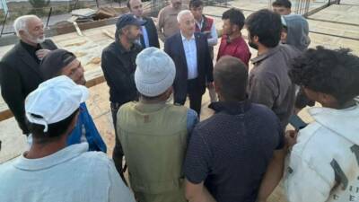 Aksaray Valisi Mehmet Ali Kumbuzoğlu, yapımı süren Selahaddin Eyyubi Camii’nde