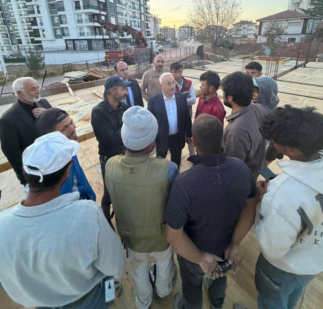 Aksaray Valisi Mehmet Ali Kumbuzoğlu, yapımı süren Selahaddin Eyyubi Camii’nde