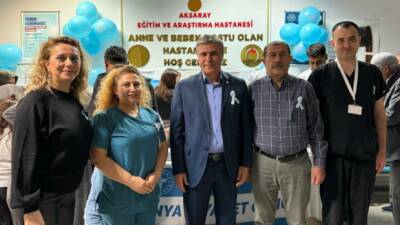 Rıfat Kaya, hastanede kurulan bilgilendirme standını ziyaret ederek sağlık çalışanlarına
