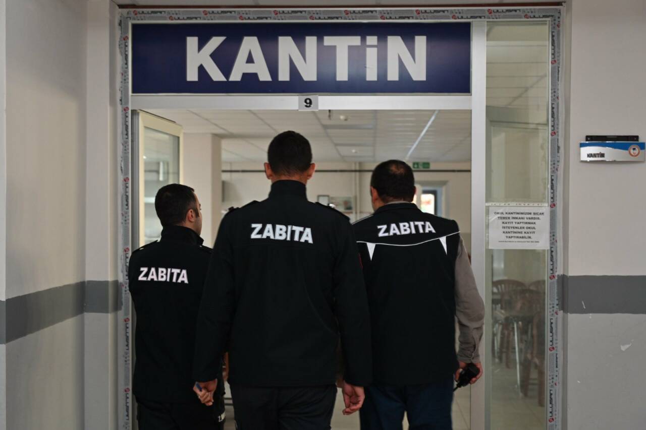 Aksaray Belediyesi Zabıta Müdürlüğü ekipleri, şehir genelinde öğrencilerin daha sağlıklı