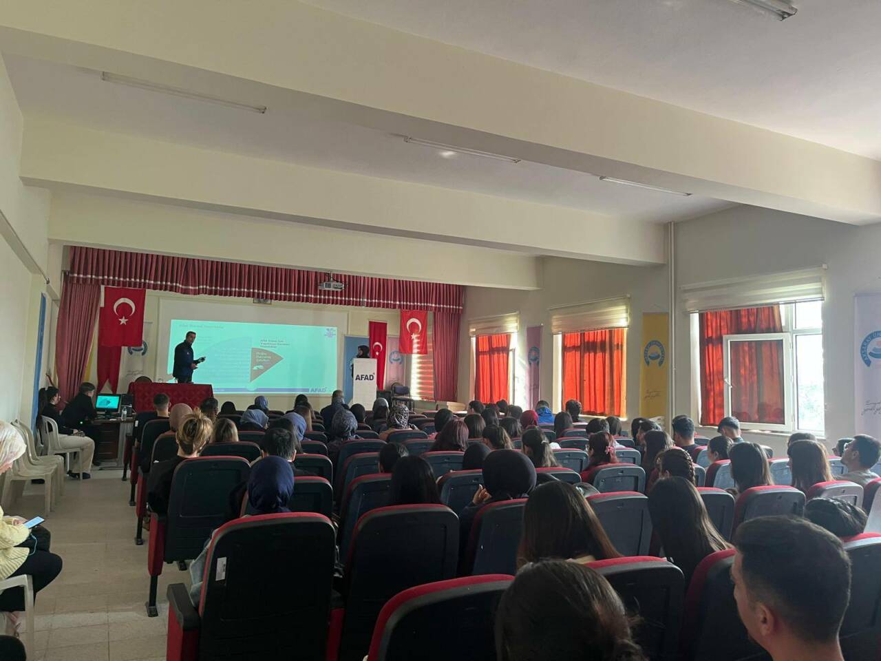 AFAD ekipleri, Ortaköy Meslek Yüksekokulu öğrencilerine afet bilinci kazandırmak için