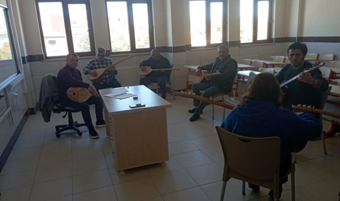 Ağaçören Şehit Ömer Görgülü Halk Eğitim Merkezi tarafından açılan bağlama