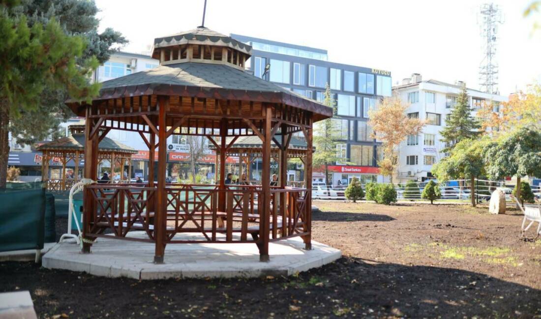Aksaray Belediyesi, Ulu Cami çevresindeki dinlenme alanlarında bankları yenileyerek vatandaşların