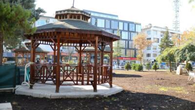 Aksaray Belediyesi, Ulu Cami çevresindeki dinlenme alanlarında bankları yenileyerek vatandaşların