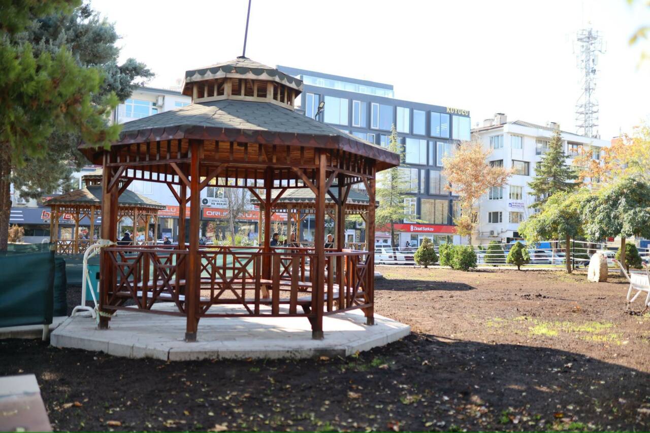 Aksaray Belediyesi, Ulu Cami çevresindeki dinlenme alanlarında bankları yenileyerek vatandaşların