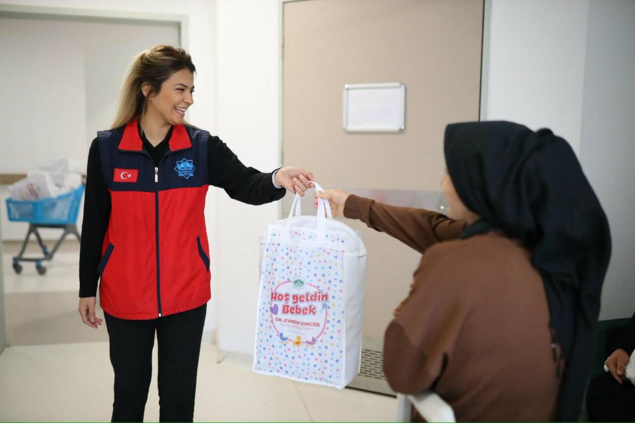 Aksaray Belediyesi, yeni doğum yapan aileleri unutmayarak “Hoş Geldin Bebek