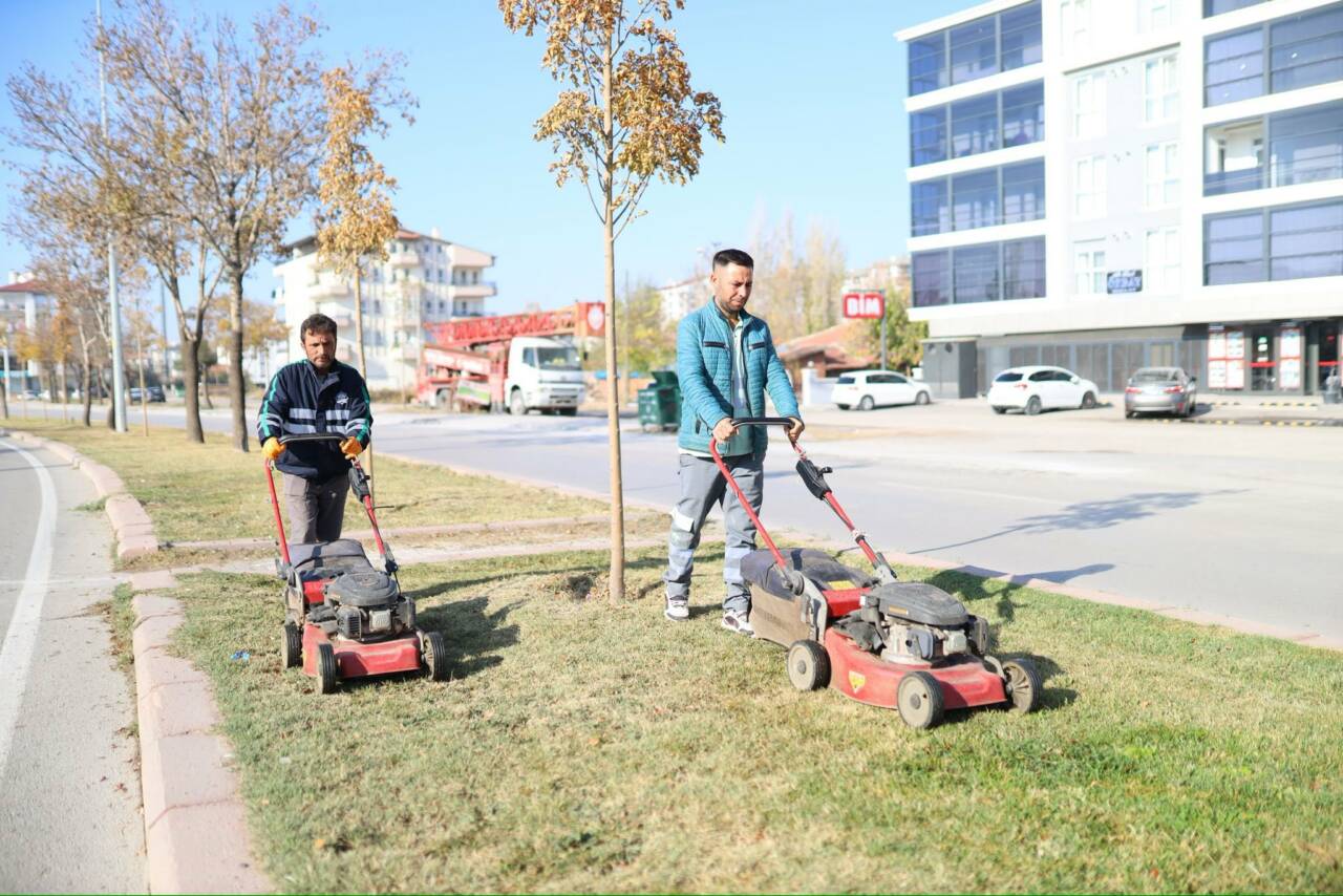 Aksaray Belediyesi, şehir genelinde yürüttüğü yeşil alan bakım çalışmalarına hız