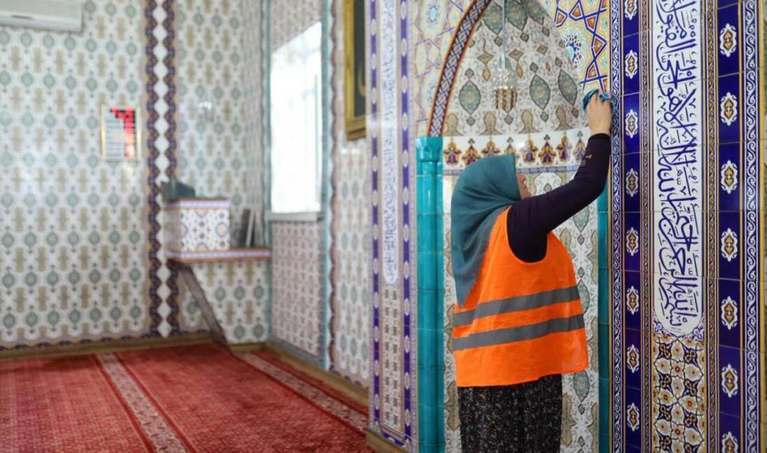 Aksaray Belediyesi ekipleri, Yeşil Camii’de kapsamlı temizlik çalışması gerçekleştirdi. Çalışma,