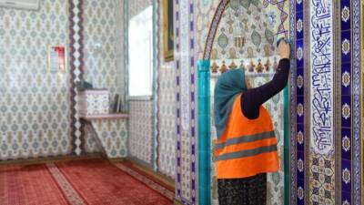 Aksaray Belediyesi ekipleri, Yeşil Camii’de kapsamlı temizlik çalışması gerçekleştirdi. Çalışma,