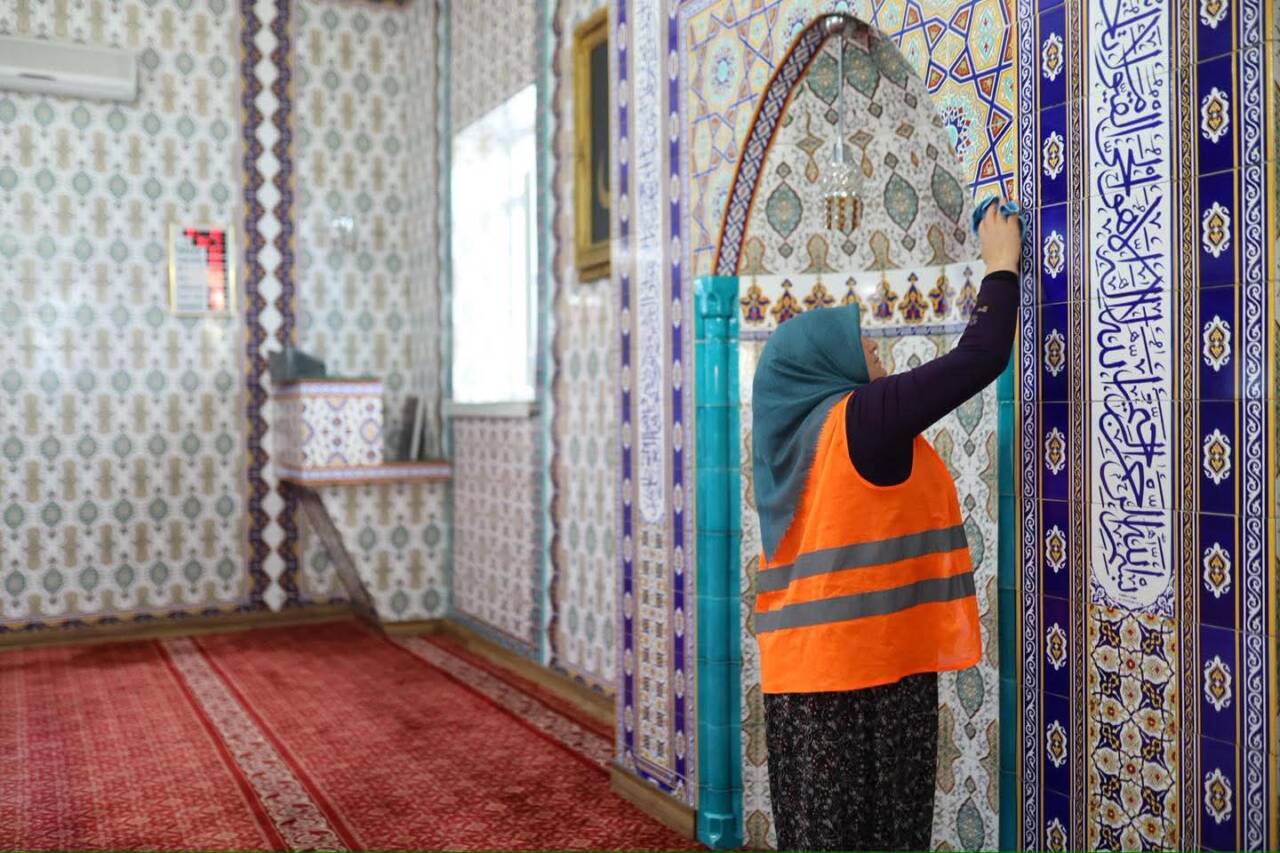 Aksaray Belediyesi ekipleri, Yeşil Camii’de kapsamlı temizlik çalışması gerçekleştirdi. Çalışma,