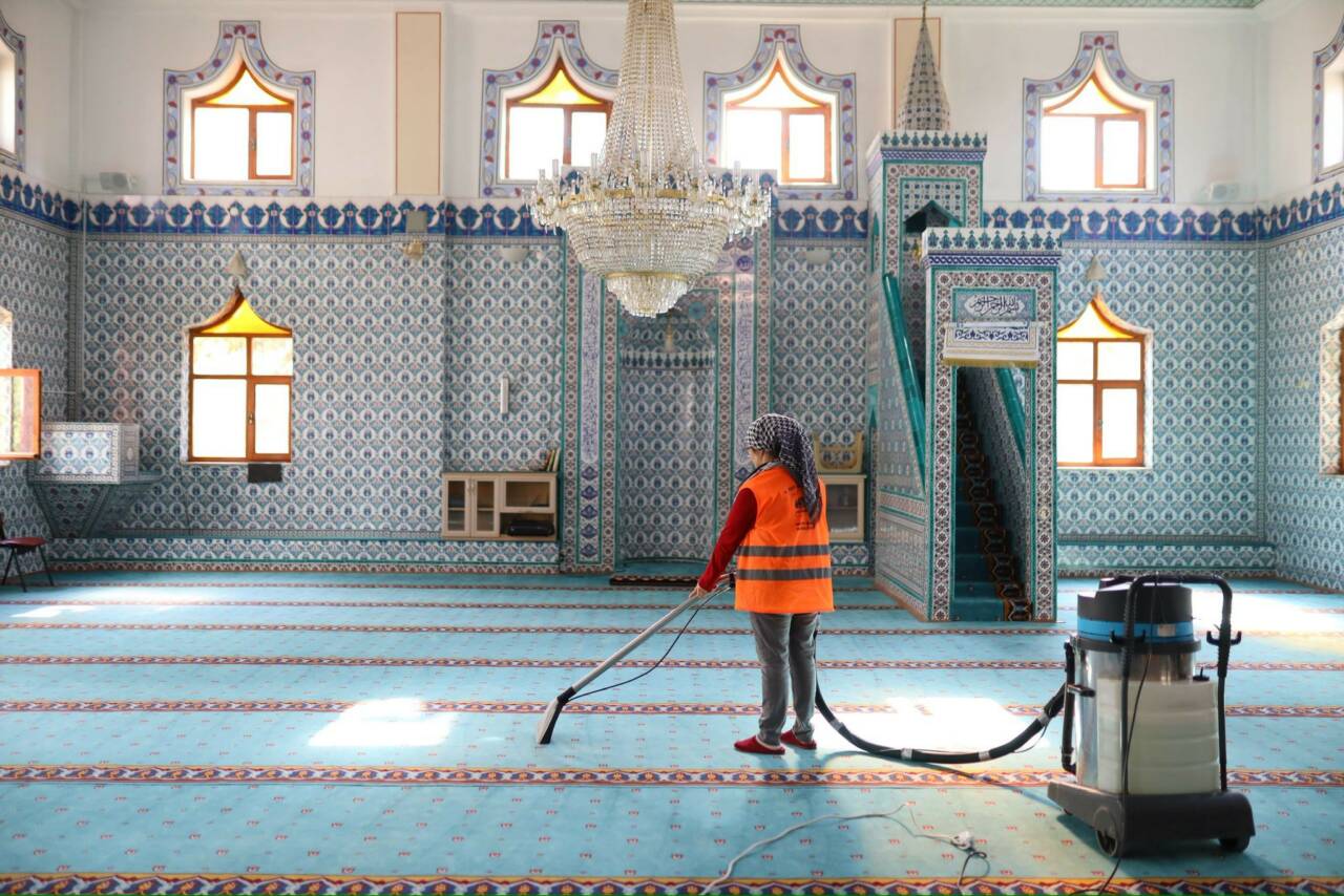 Aksaray Belediyesi, kent genelinde ibadethanelerin temizliği ve düzenine yönelik başlattığı