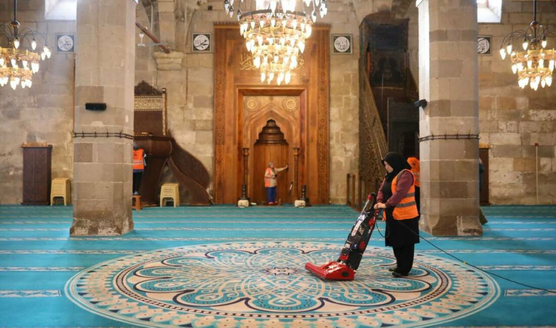 Aksaray Belediyesi ekipleri, şehrin dört bir yanındaki ibadethanelerde detaylı temizlik