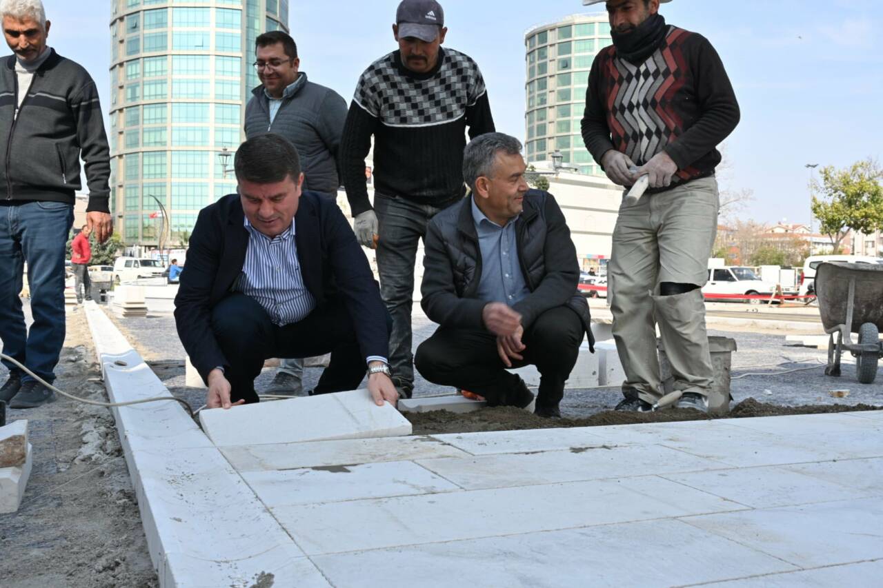 Aksaray Belediye Başkanı Evren Dinçer, Selçuklu Külliyesi çevre düzenlemesini inceledi;