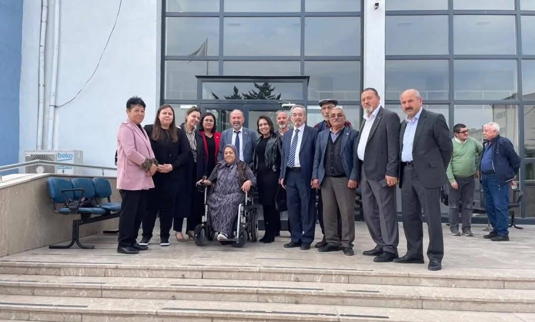 CHP Aksaray, 24 Kasım Öğretmenler Günü dolayısıyla hem emekli hem