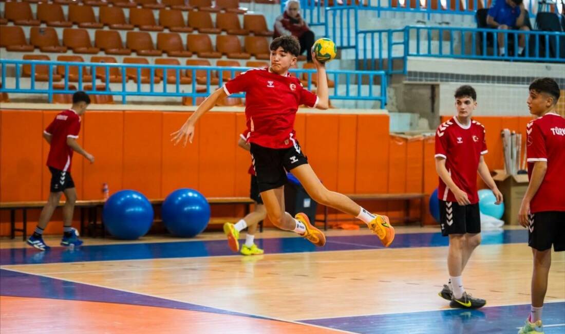 Aksaray Dağılgan Spor Kompleksi’nde düzenlenen Teknik Eğitim ve Tarama Kampı,
