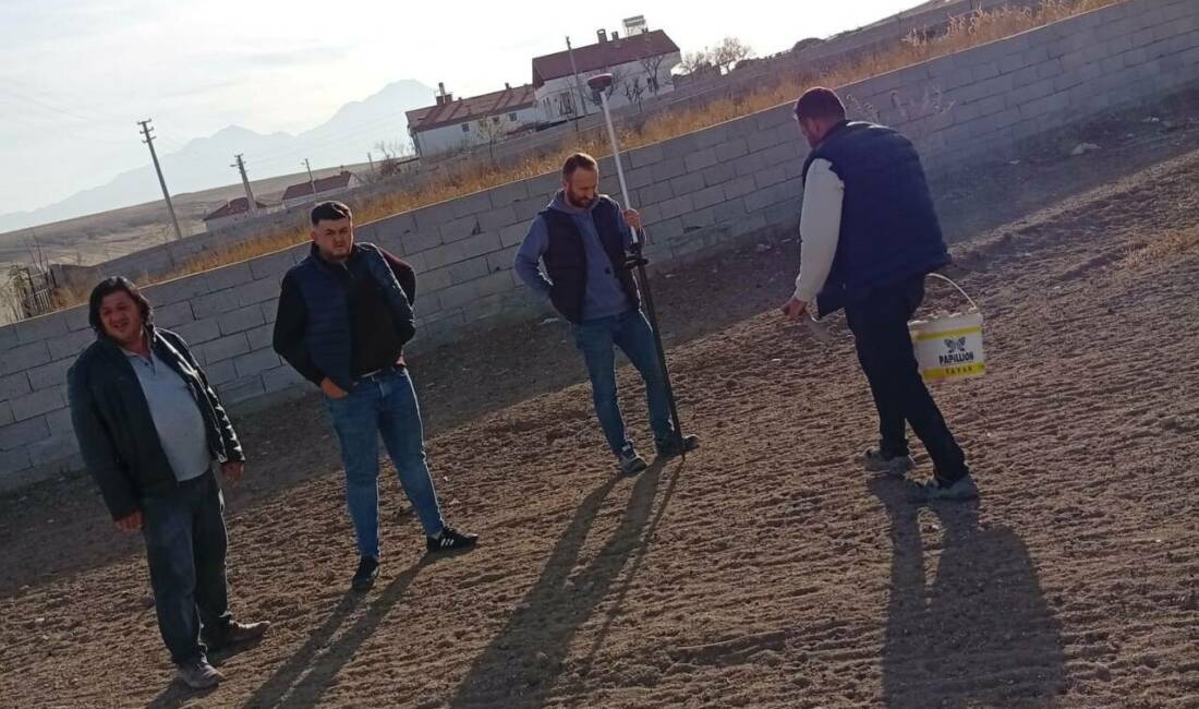 Demirci Belediyesi, Kalealtı Mahallesi’nde altyapısı tamamlanan Karanfil Sokak’ta kilitli taş