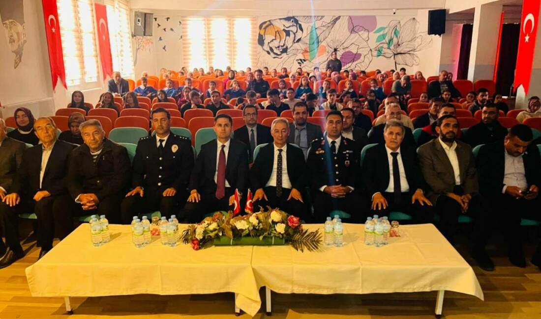 Eskil Belediye Başkanı Mustafa Zavlak, Eskil Ortaokulu’nda düzenlenen 10 Kasım