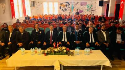 Eskil Belediye Başkanı Mustafa Zavlak, Eskil Ortaokulu’nda düzenlenen 10 Kasım