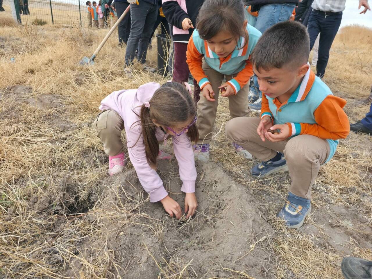Eskil İlçe Milli Eğitim Müdürlüğü öncülüğünde yürütülen “Bir Çocuk Bir