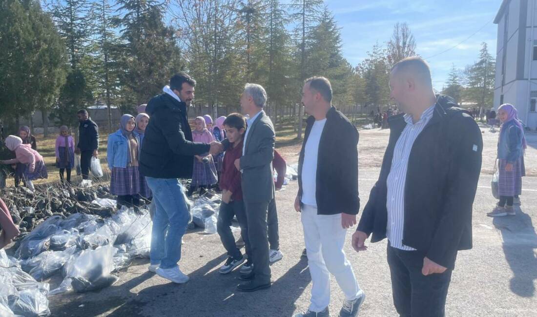 Eskil İmam Hatip Ortaokulu’nun “Bir Çocuk Bir Meşe” programında öğrencilerle