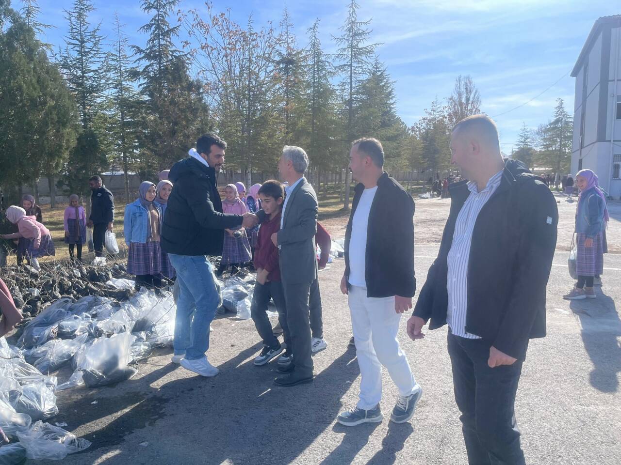 Eskil İmam Hatip Ortaokulu’nun “Bir Çocuk Bir Meşe” programında öğrencilerle