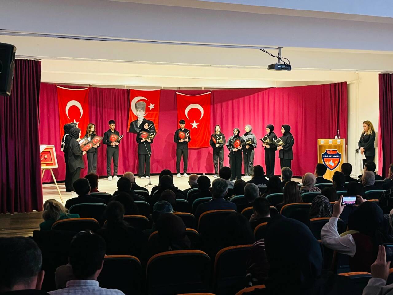 24 Kasım Öğretmenler Günü, Eskil’de düzenlenen özel bir programla kutlandı.
