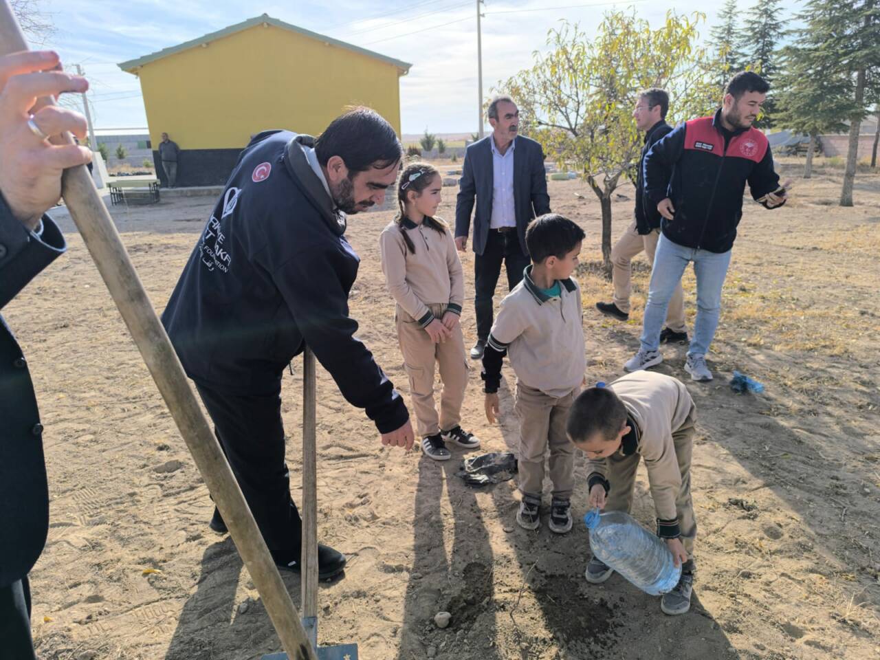 Eskil genelinde başlatılan fidan dikme seferberliği, kamu kurumları, eğitim camiası