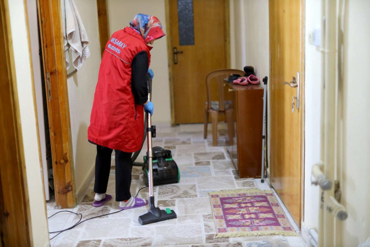 Aksaray Belediyesi, yaşlı ve bakıma muhtaç vatandaşların evlerini temiz, güvenli