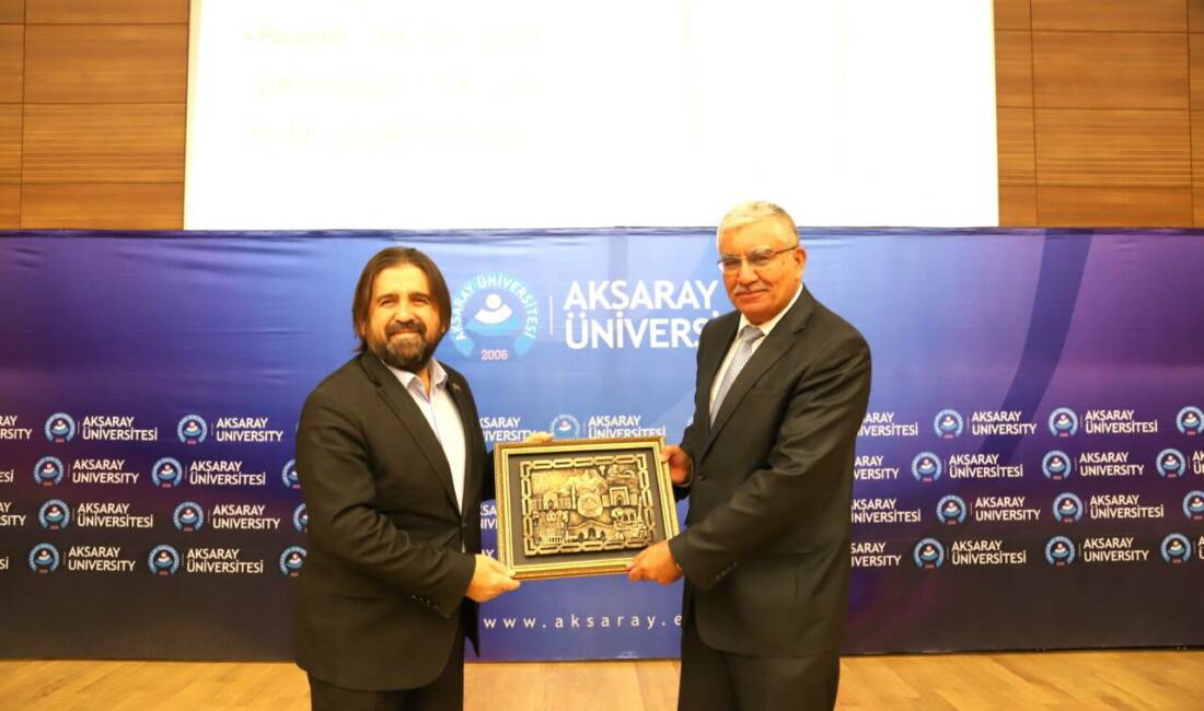 Aksaray Üniversitesi (ASÜ)  tarafından düzenlenen konferansta konuşma yapan Prof. Dr.