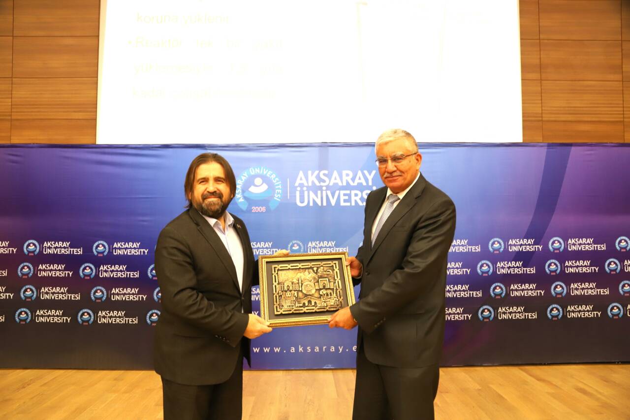 Aksaray Üniversitesi (ASÜ)  tarafından düzenlenen konferansta konuşma yapan Prof. Dr.