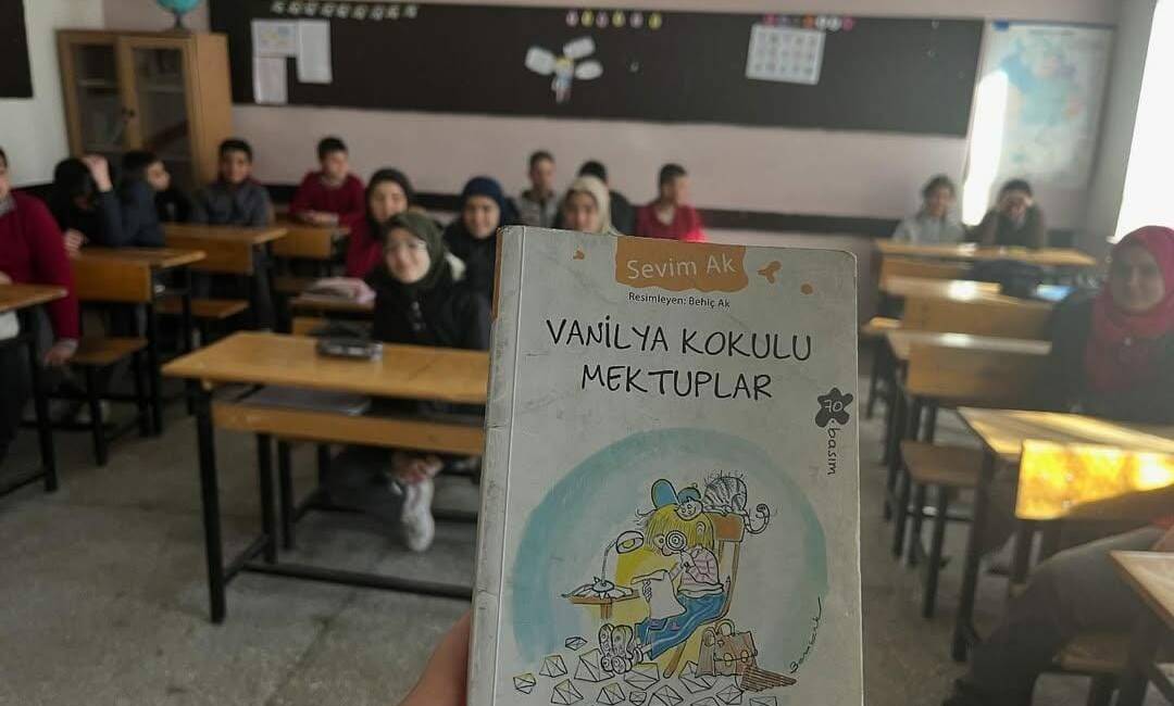 Gülağaç Gençlik Merkezi, Bekarlar-Hürriyet Ortaokulu’nu ziyaret ederek öğrencilerle kitap okuma