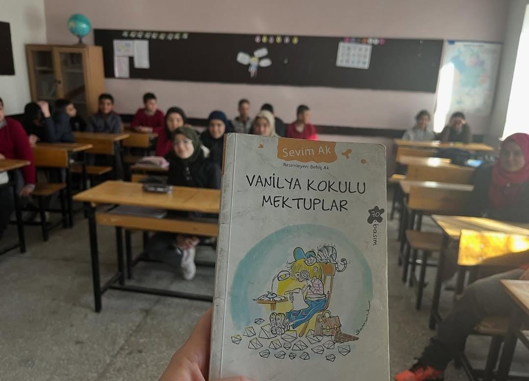 Gülağaç Gençlik Merkezi, Bekarlar-Hürriyet Ortaokulu’nu ziyaret ederek öğrencilerle kitap okuma