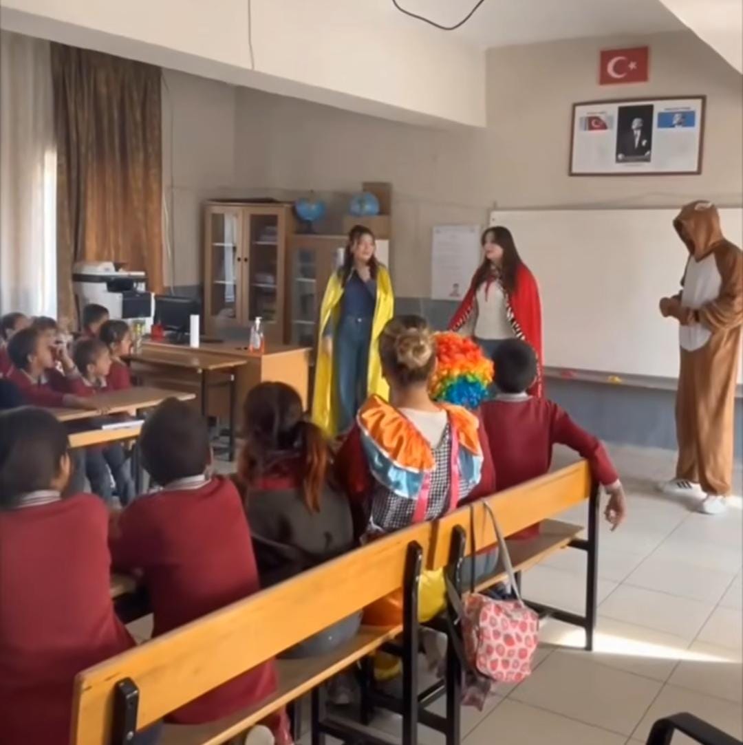 Aksaray Üniversitesi Gülen Yüzler öğrenci topluluğu, şehir genelindeki okullarda gerçekleştirdiği
