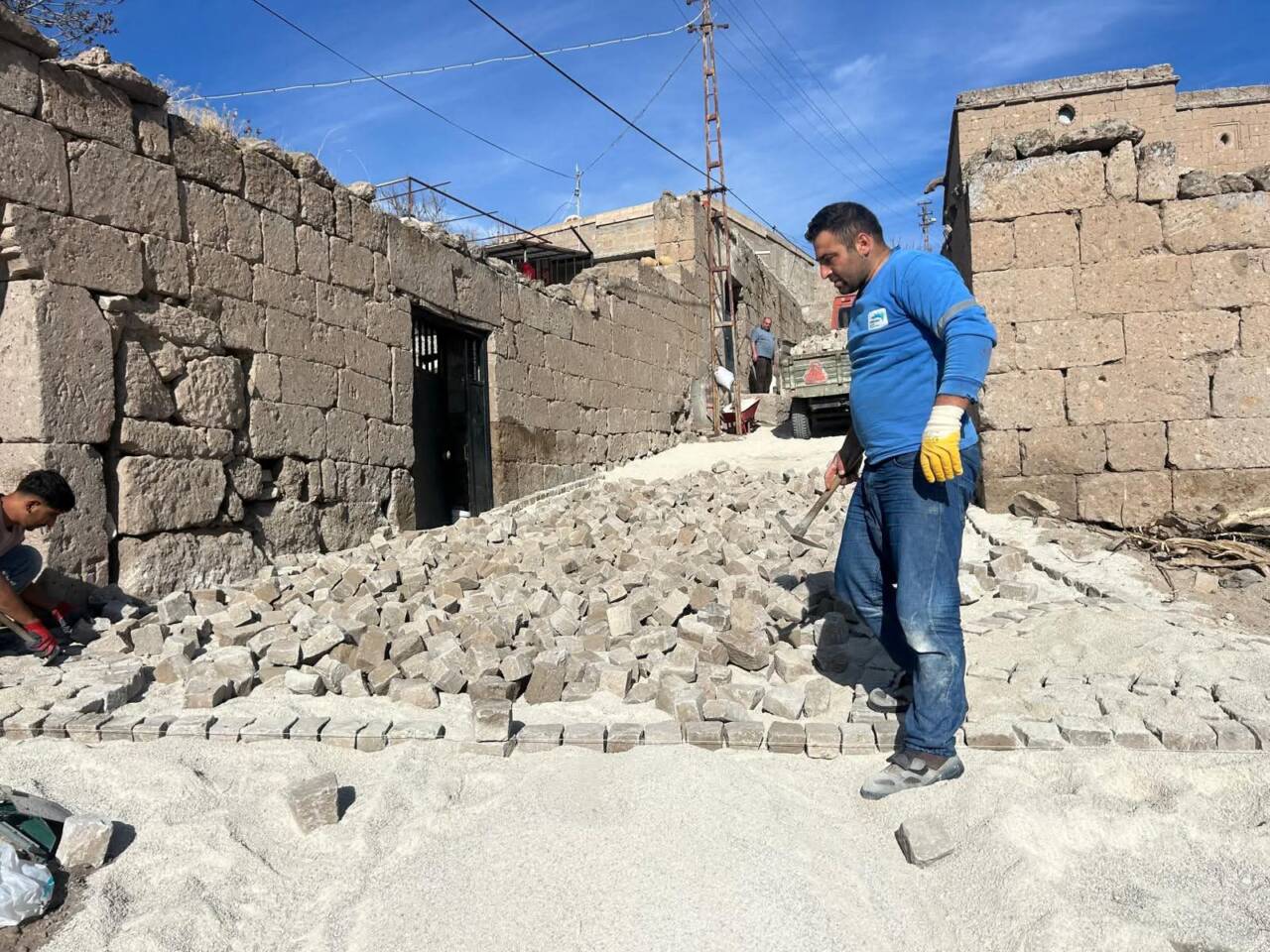 Güzelyurt’ta doğalgaz ve elektrik altyapı işlemlerinin ardından bozulan yol ve