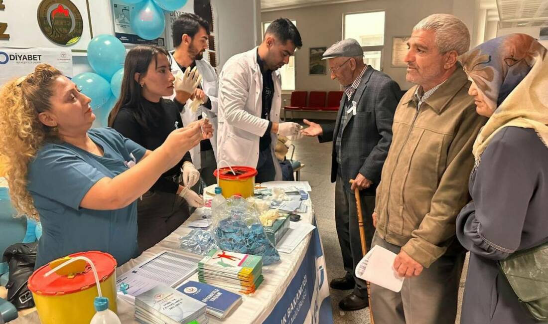 Hastanede kurulan bilgilendirme standında vatandaşlara diyabet belirtileri ve korunma yolları