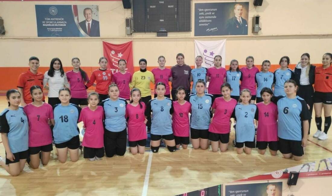 Aksaray’da Yıldız Kızlar Hentbol İl Birinciliği müsabakaları başladı. Dört takımın