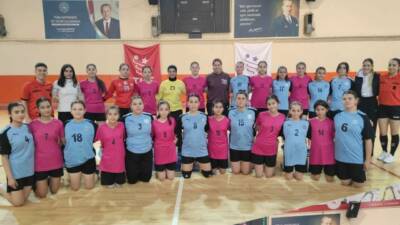 Aksaray’da Yıldız Kızlar Hentbol İl Birinciliği müsabakaları başladı. Dört takımın