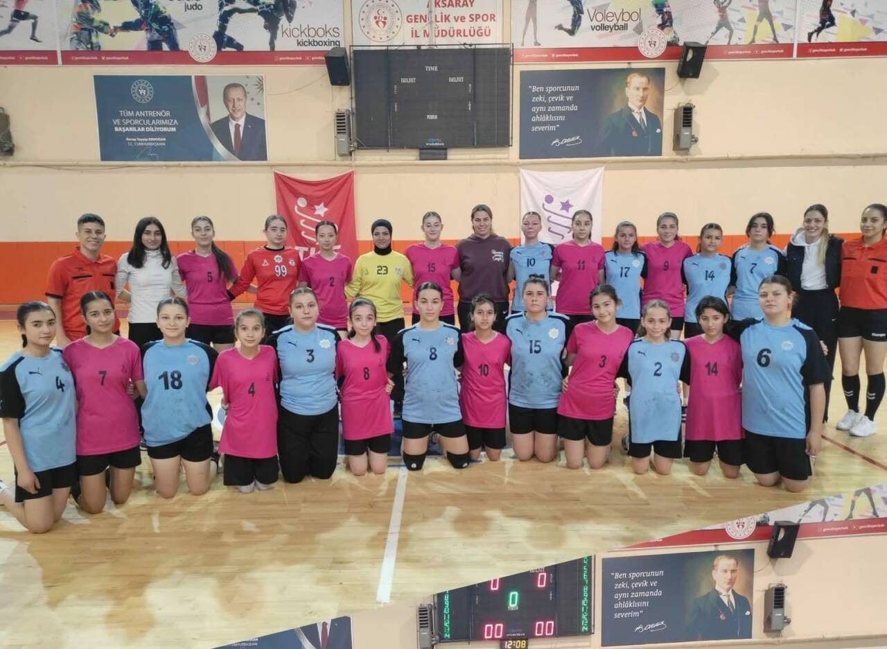 Aksaray’da Yıldız Kızlar Hentbol İl Birinciliği müsabakaları başladı. Dört takımın