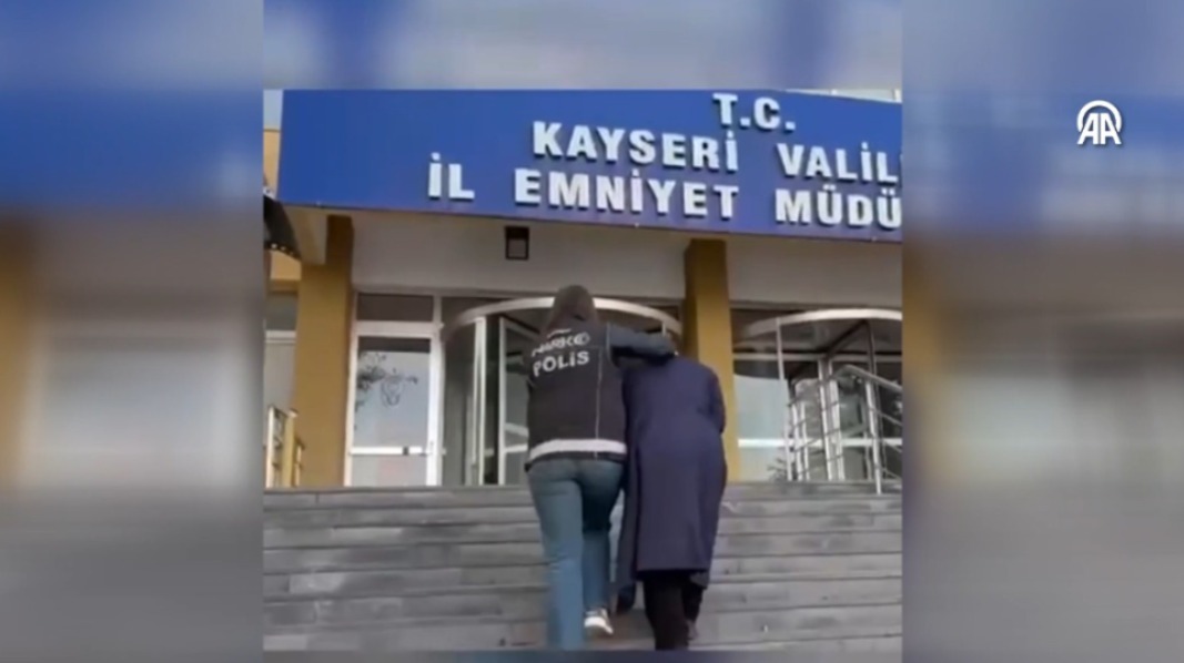 Kayseri'de İl Emniyet Müdürlüğü ekipleri tarafından midesinde kapsül şeklinde 500