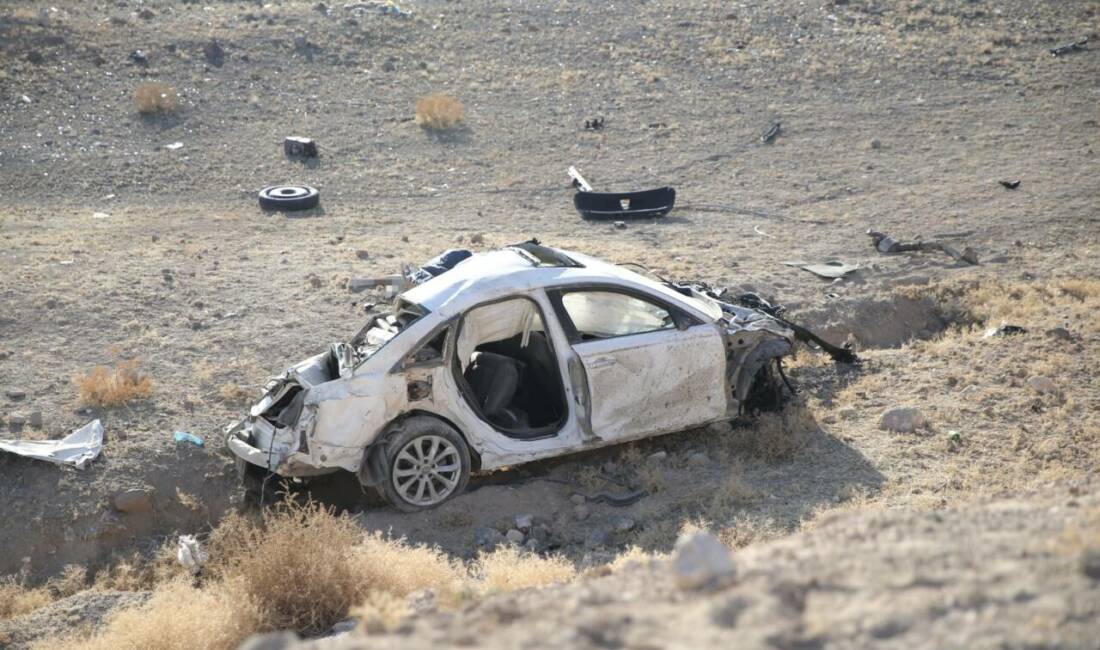 Niğde'de yaşanan feci kazada otomobil şarampole devrildi. Kazada 2 kişi