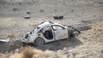 Niğde'de yaşanan feci kazada otomobil şarampole devrildi. Kazada 2 kişi