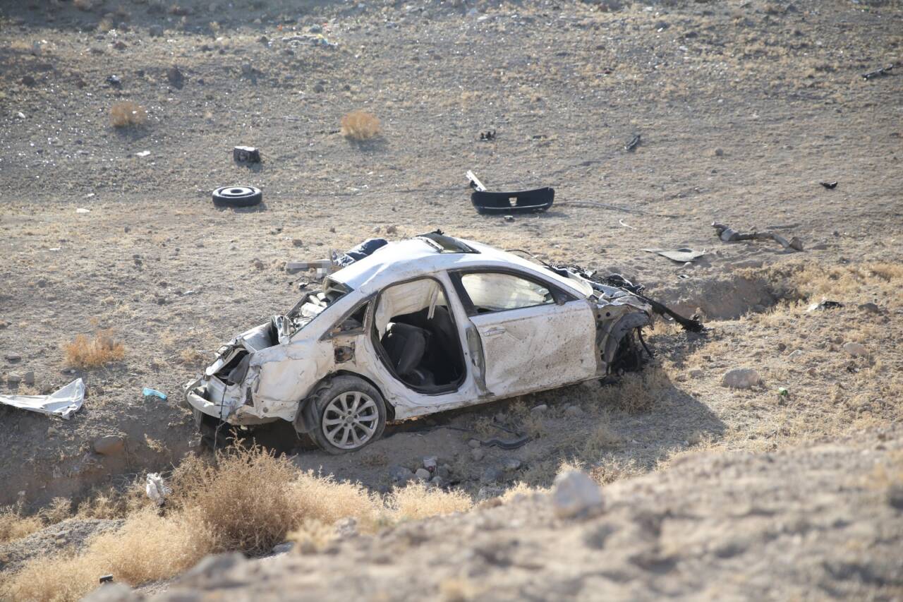 Niğde'de yaşanan feci kazada otomobil şarampole devrildi. Kazada 2 kişi