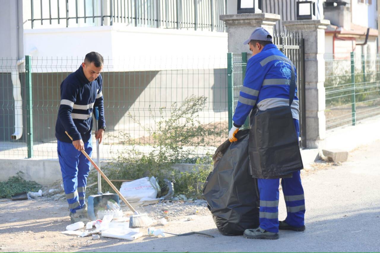 Aksaray Belediyesi ekipleri, şehir genelinde başlattığı temizlik çalışmaları kapsamında Küçük
